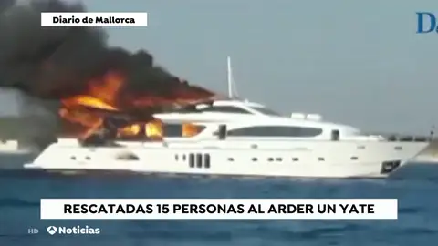 Un yate de lujo sale ardiendo en la playa de Es Trenc, en Mallorca Un yate de lujo sale ardiendo en la playa de Es Trenc, en Mallorca