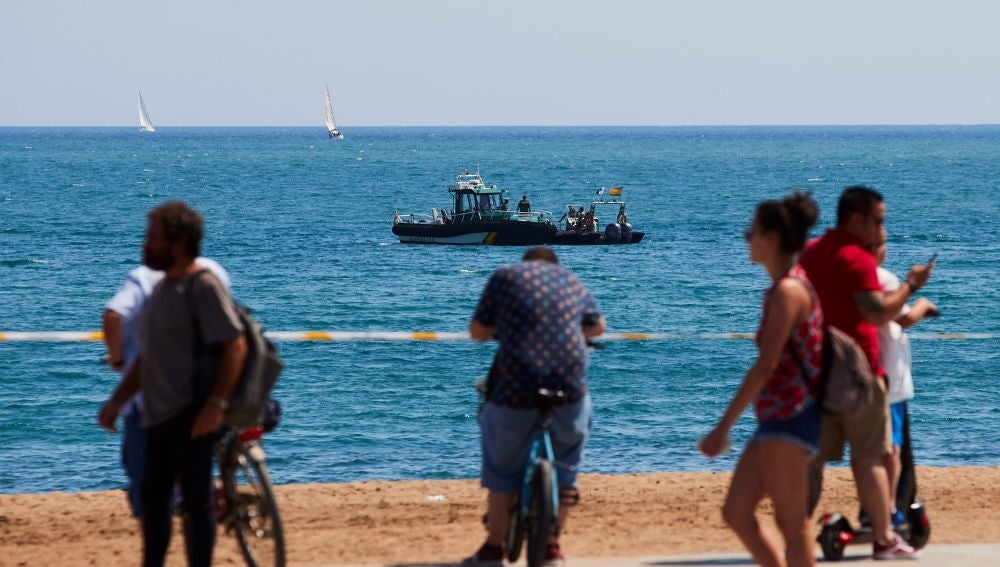 Buzos del Grupo Especial de Actividades Subacuáticas de la Guardia Civil en la playa de San Sebastian de la Barceloneta en Barcelona