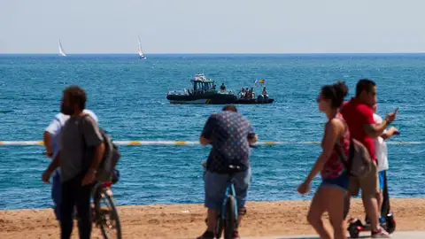 Buzos del Grupo Especial de Actividades Subacuáticas de la Guardia Civil en la playa de San Sebastian de la Barceloneta en Barcelona Buzos del Grupo Especial de Actividades Subacuáticas de la Guardia Civil en la playa de San Sebastian de la Barceloneta