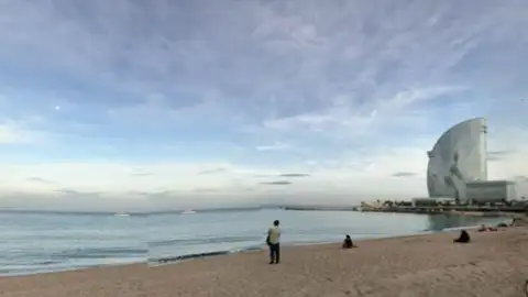 Playa de Sant Sebastiá en Barcelona Playa de Sant Sebastiá en Barcelona