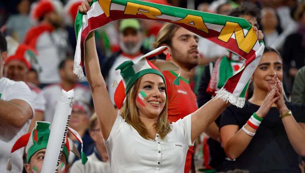 Una mujer iraní durante un partido