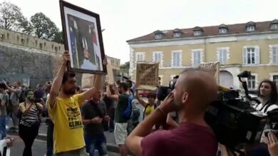 La 'marcha de los retratos' protesta contra las políticas de Macron en Bayona en plena cumbre del G7