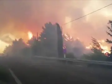 Mil evacuados por el fuego en la isla de Samos Mil evacuados por el fuego en la isla de Samos