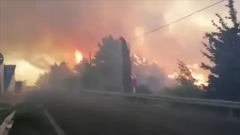 Mil evacuados por el fuego en la isla de Samos Mil evacuados por el fuego en la isla de Samos