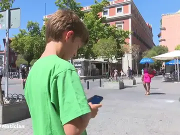 Los niños comienzan a utilizar el móvil cada vez a edades más tempranas Los niños comienzan a utilizar el móvil cada vez a edades más tempranas