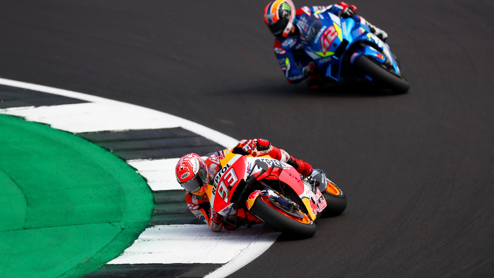 Álex Rins y Marc Márquez durante el Gran Premio de Gran Bretaña Álex Rins y Marc Márquez durante el Gran Premio de Gran Bretaña