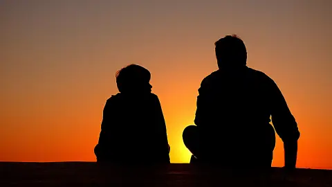 Padre e hijo de espaldas Padre e hijo de espaldas