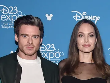 Richard Madden y Angelina Jolie en la exposición D23 de Disney Richard Madden y Angelina Jolie en la exposición D23 de Disney