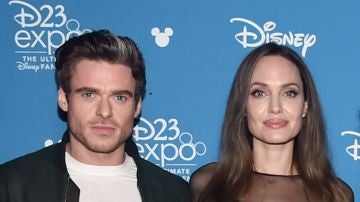 Richard Madden y Angelina Jolie en la exposición D23 de Disney