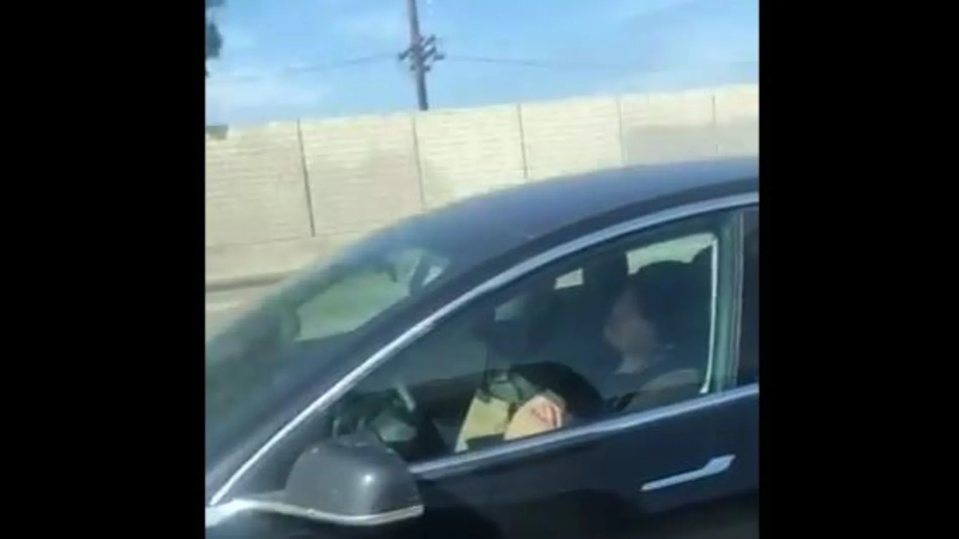 Graban a un conductor durmiendo mientras su coche va a toda velocidad Graban a un conductor durmiendo mientras su coche va a toda velocidad