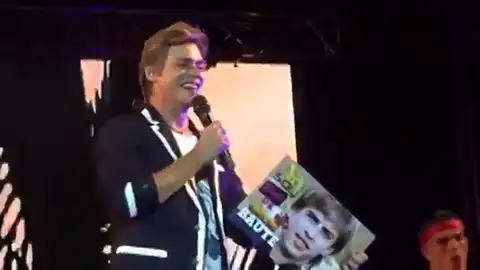 'Trolean' a Carlos Baute durante un concierto con una foto de Piqué 'Trolean' a Carlos Baute durante un concierto con una foto de Piqué