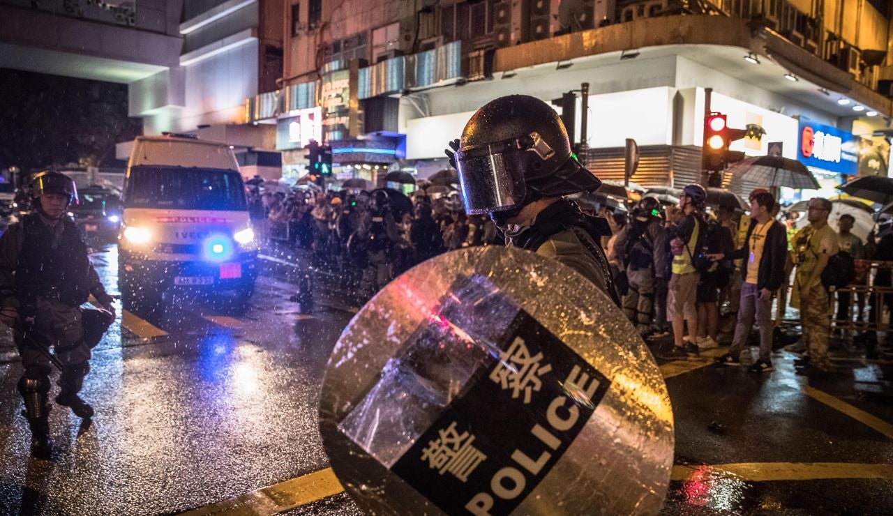 Policía antidisturbios en las protestas de Hong Kong. 