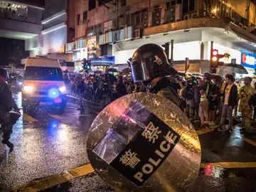 Policía antidisturbios en las protestas de Hong Kong. Policía antidisturbios en las protestas de Hong Kong.