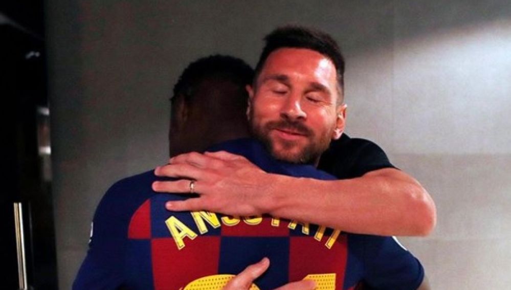 El abrazo de Leo Messi con Ansu Fati