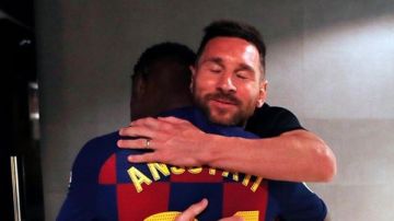 El abrazo de Leo Messi con Ansu Fati