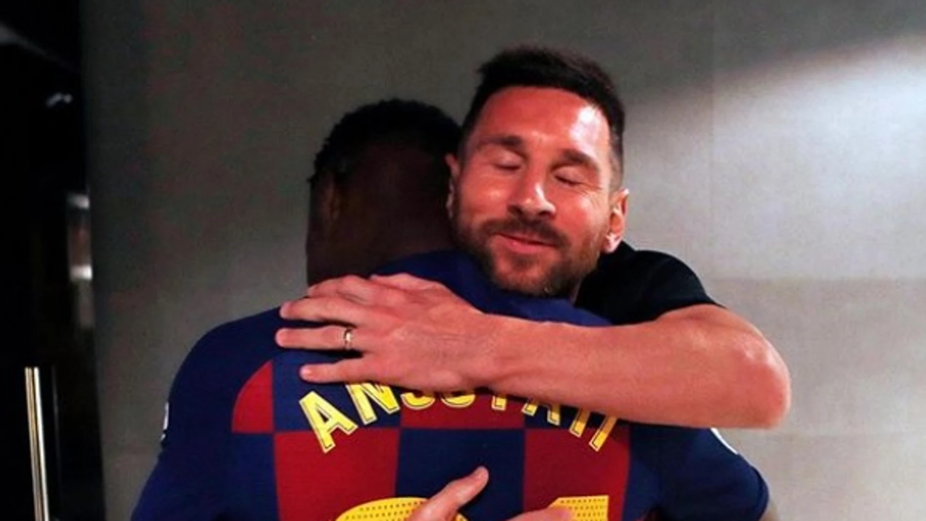 El abrazo de Leo Messi con Ansu Fati El abrazo de Leo Messi con Ansu Fati