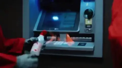 Arran utiliza una canción de Rosalía en un vídeo donde quema cajeros Arran utiliza una canción de Rosalía en un vídeo donde quema cajeros