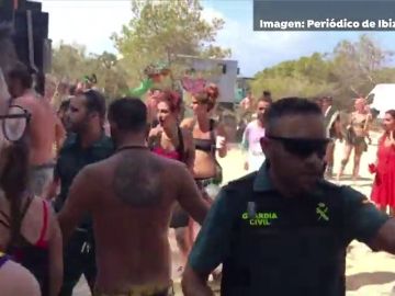 Más de 70 detenidos y 13 heridos tras desmantelarse una fiesta ilegal en Ibiza