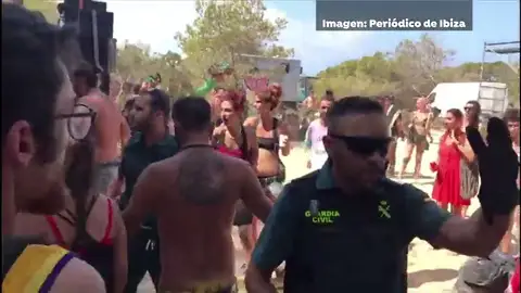 Más de 70 detenidos y 13 heridos tras desmantelarse una fiesta ilegal en Ibiza Más de 70 detenidos y 13 heridos tras desmantelarse una fiesta ilegal en Ibiza