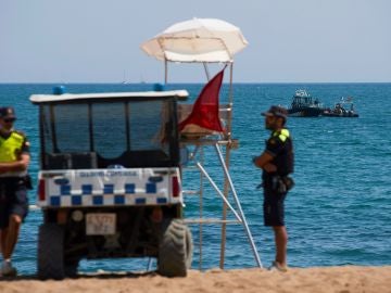 Buzos del Grupo Especial de Actividades Subacuáticas de la Guardia Civil en la playa de San Sebastian de la Barceloneta
