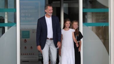 La princesa Leonor y la infanta Sofía visitan al Rey Juan Carlos en el hospital