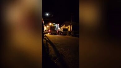 Suspenden de empleo y sueldo a dos operarios de Marbella que arrojaron basura a un arroyo