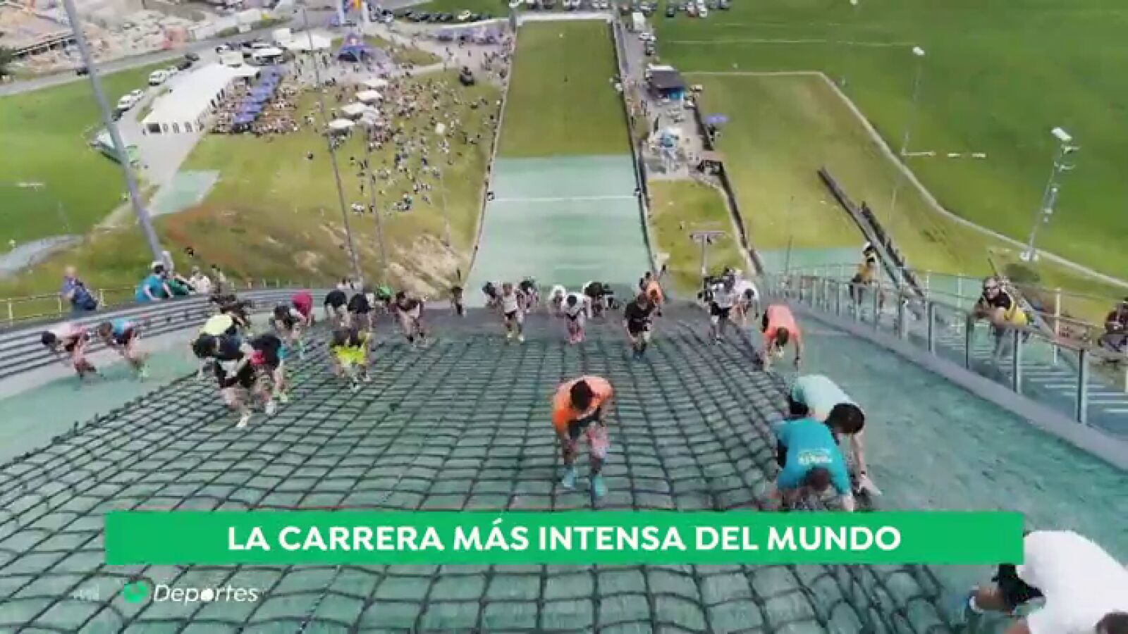 La carrera más dura del mundo: escalan corriendo un trampolín de esquí con un desnivel de 40 pisos