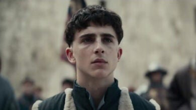 El primer tráiler de 'The King' muestra a Timotheé Chalamet como rey y a Robert Pattinson con melena