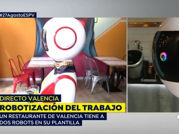 Un restaurante de Valencia 'contrata' a dos robots como camareros para llevar las comandas