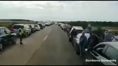 El cívico comportamiento de los conductores permite a los bomberos apagar un camión en llamas El cívico comportamiento de los conductores permite a los bomberos apagar un camión en llamas