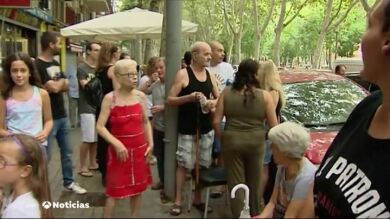 El barrio barcelonés de Verneda celebra la salida de un grupo de okupas