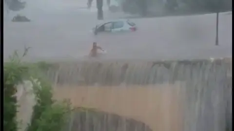 Una mujer sale nadando de su coche en una gran inundación en Mallorca Una mujer sale nadando de su coche en una gran inundación en Mallorca