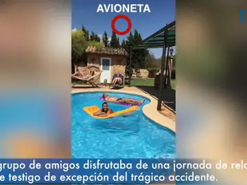 El momento en el que unos vecinos de Mallorca presencian la colisión entre la avioneta y el helicóptero El momento en el que unos vecinos de Mallorca presencian la colisión entre la avioneta y el helicóptero