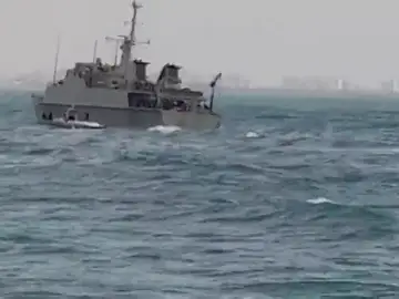 El buque de la Armada que participaba en la búsqueda del avión estrellado encalla y sufre una vía de agua El buque de la Armada que participaba en la búsqueda del avión estrellado encalla y sufre una vía de agua