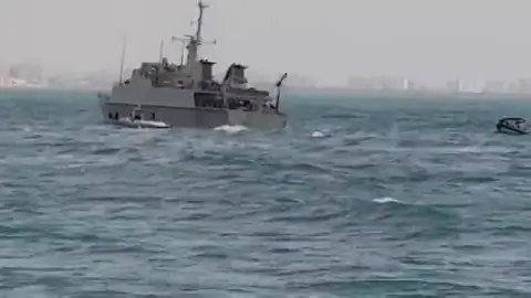 El buque de la Armada que participaba en la búsqueda del avión estrellado encalla y sufre una vía de agua El buque de la Armada que participaba en la búsqueda del avión estrellado encalla y sufre una vía de agua