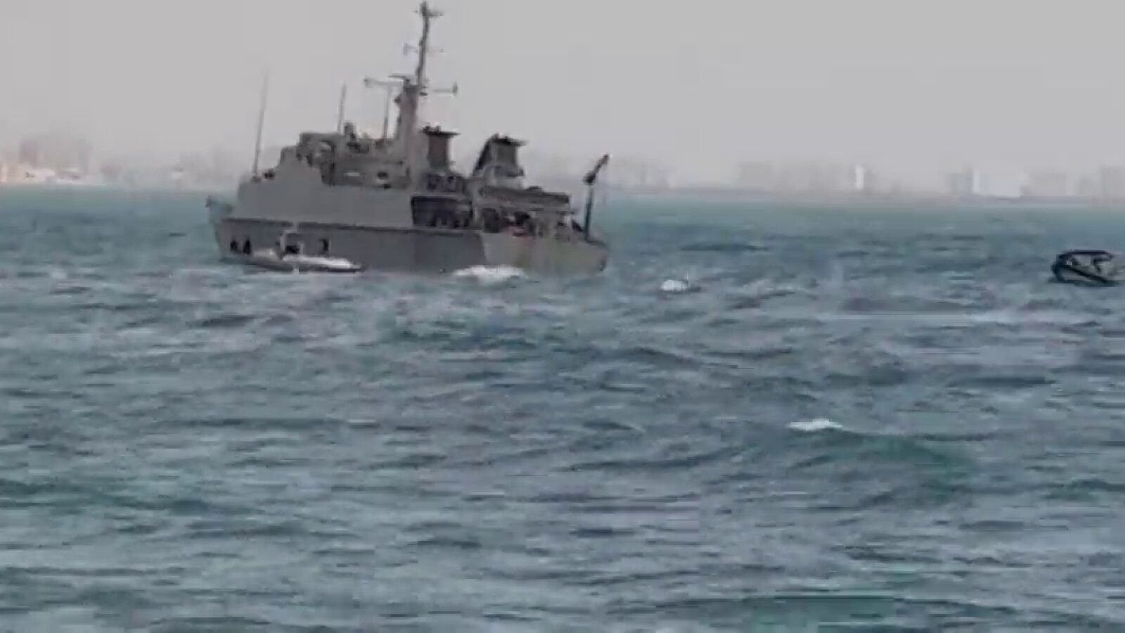 El buque de la Armada que participaba en la búsqueda del avión estrellado encalla y sufre una vía de agua