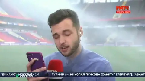 El verdadero profesional: un periodista continúa informando... ¡a pesar de ser regado por los aspersores! El verdadero profesional: un periodista continúa informando... ¡a pesar de ser regado por los aspersores!