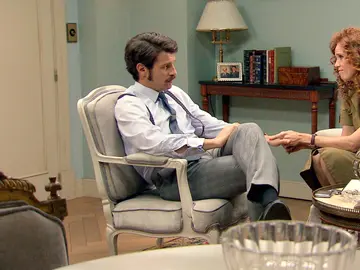 Ana logra convencer a Carlos de que está haciendo lo correcto y que la deje hablar con Mónica Ana logra convencer a Carlos de que está haciendo lo correcto y que la deje hablar con Mónica