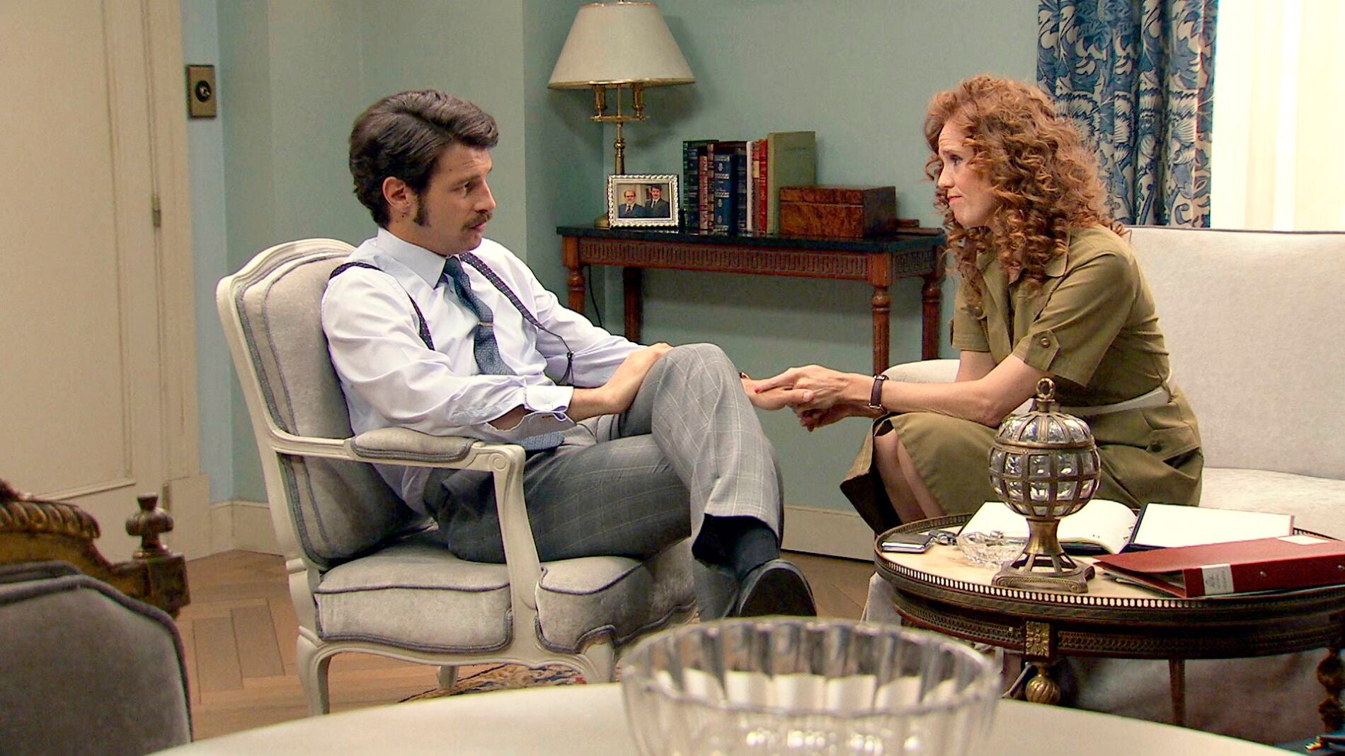 Ana logra convencer a Carlos de que está haciendo lo correcto y que la deje hablar con Mónica 