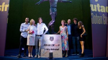 La familia de Johan Cruyff junto a la estatua