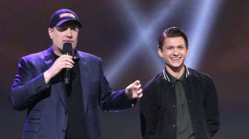 Kevin Feige junto a Tom Holland