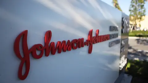 Un juez condena a Johnson & Johnson a pagar 572,1 millones de dólares por su papel en la crisis de opiáceos en Estados Unidos Un juez condena a Johnson & Johnson a pagar 572,1 millones de dólares por su papel en la crisis de opiáceos en Estados Unidos