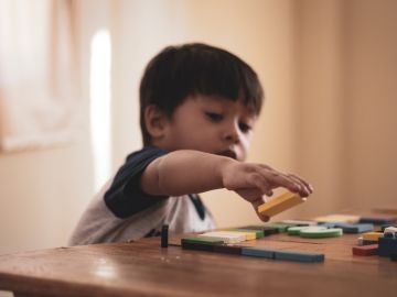 Un niño jugando con unas piezas