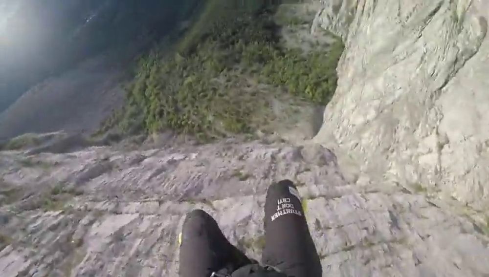 El espeluznante aterrizaje de un saltador base en Italia: se golpea con la montaña y termina estrellándose