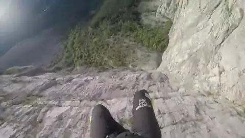 El espeluznante aterrizaje de un saltador base en Italia: se golpea con la montaña y termina estrellándose El espeluznante aterrizaje de un saltador base en Italia: se golpea con la montaña y termina estrellándose