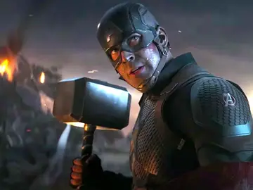 Capitán América junto a Mjolnir Capitán América junto a Mjolnir