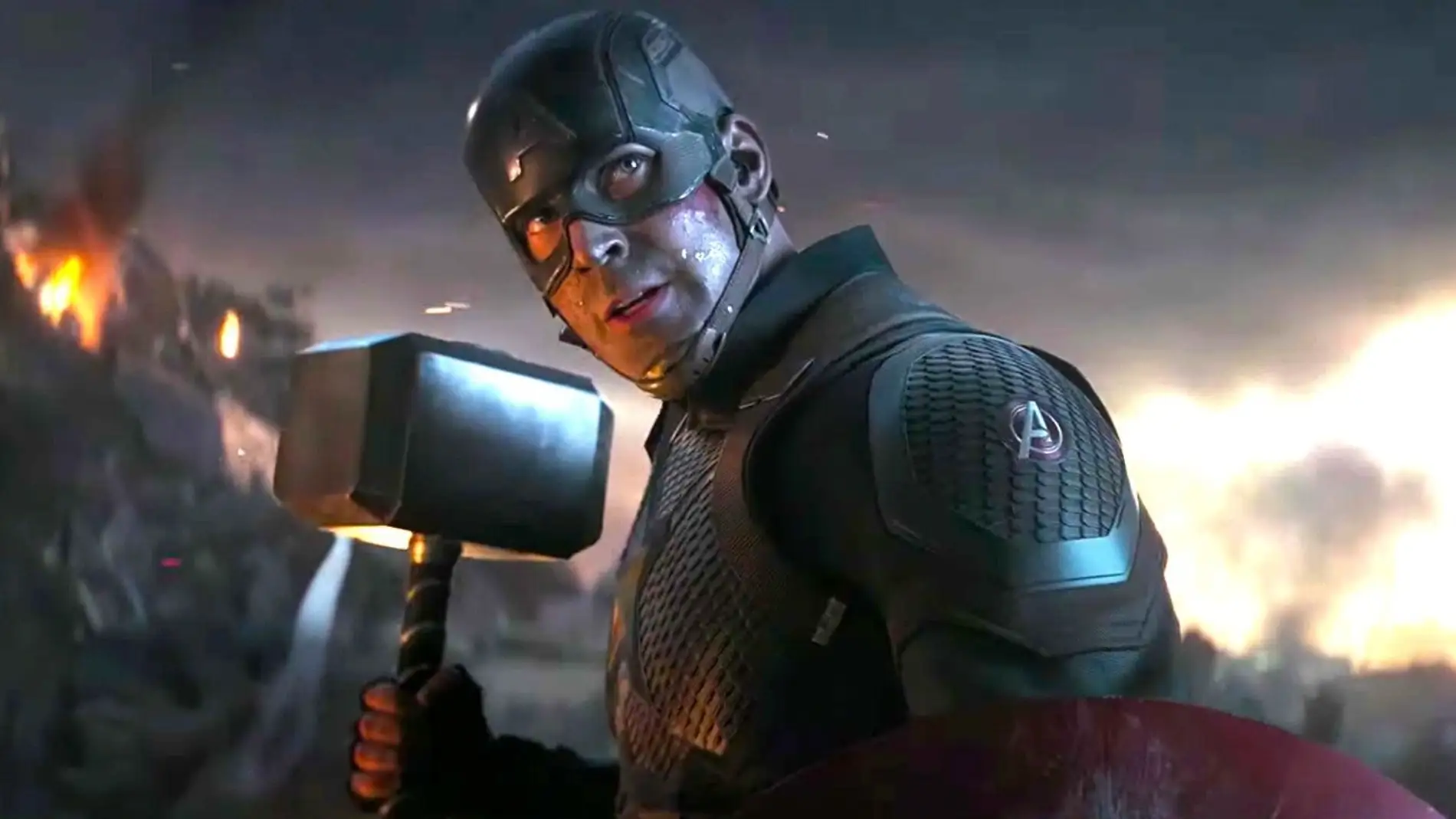 Capitán América junto a Mjolnir