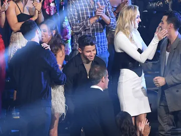 Nick Jonas en medio de sus hermanos, Joe y Kevin Jonas, en los MTV VMA Nick Jonas en medio de sus hermanos, Joe y Kevin Jonas, en los MTV VMA
