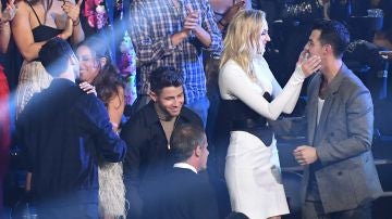 Nick Jonas en medio de sus hermanos, Joe y Kevin Jonas, en los MTV VMA