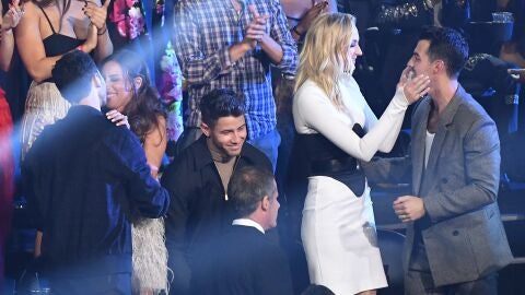 Nick Jonas en medio de sus hermanos, Joe y Kevin Jonas, en los MTV VMA